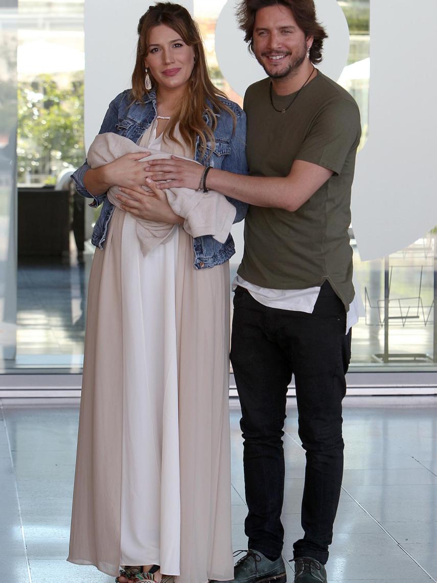 Manuel Carrasco y Almudena Navalón presentando a su hija.