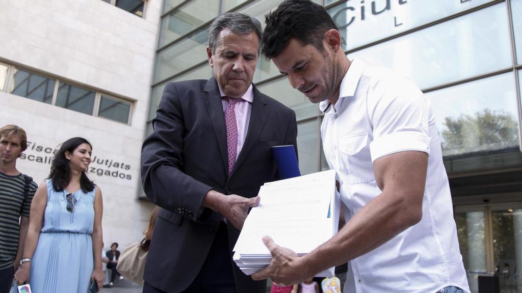 Javier Sánchez Santos y su abogado muestran la demanda de paternidad.
