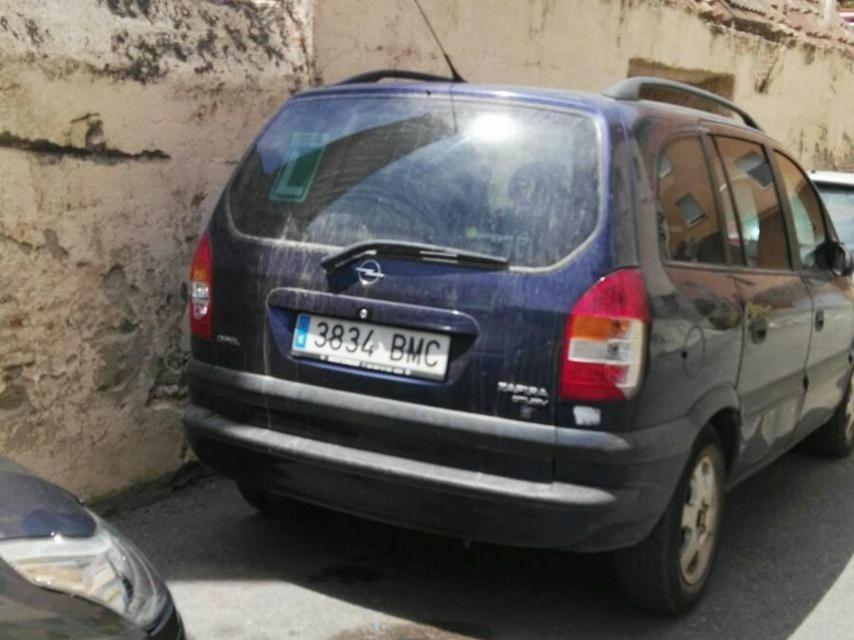 El Opel Zafira en el que viajaban los dos jóvenes.