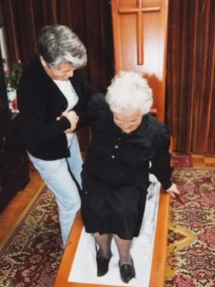 Fina de Rivera entrando en el ataúd que pidió que le hicieran antes de morirse.