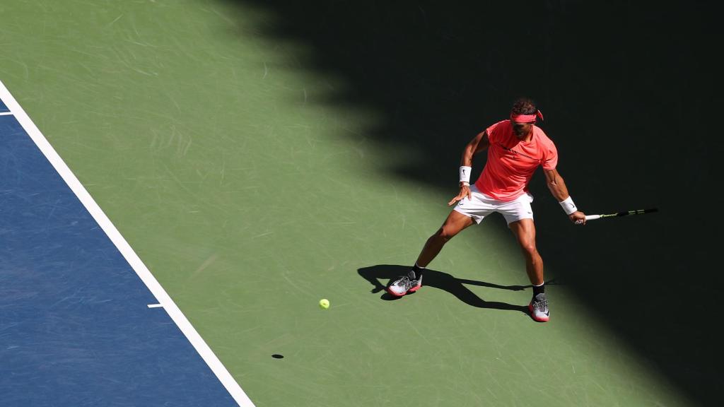 Nadal, golpeando con el drive en octavos de final.