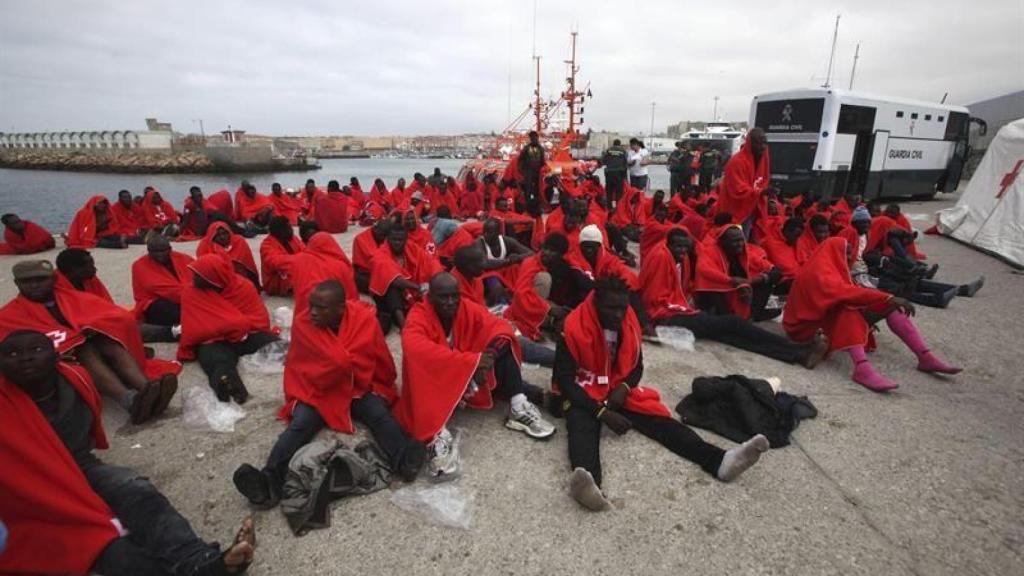 Decenas de inmigrantes en tarifa.
