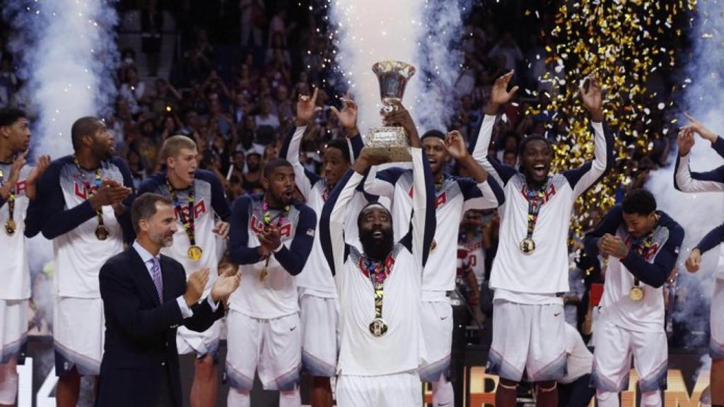 La selección de EEUU recibe el título de campeona del mundo de manos del rey Felipe VI.