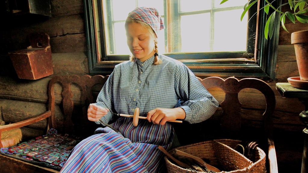 Una actriz interpreta su papel en el Museo Maihaugen.