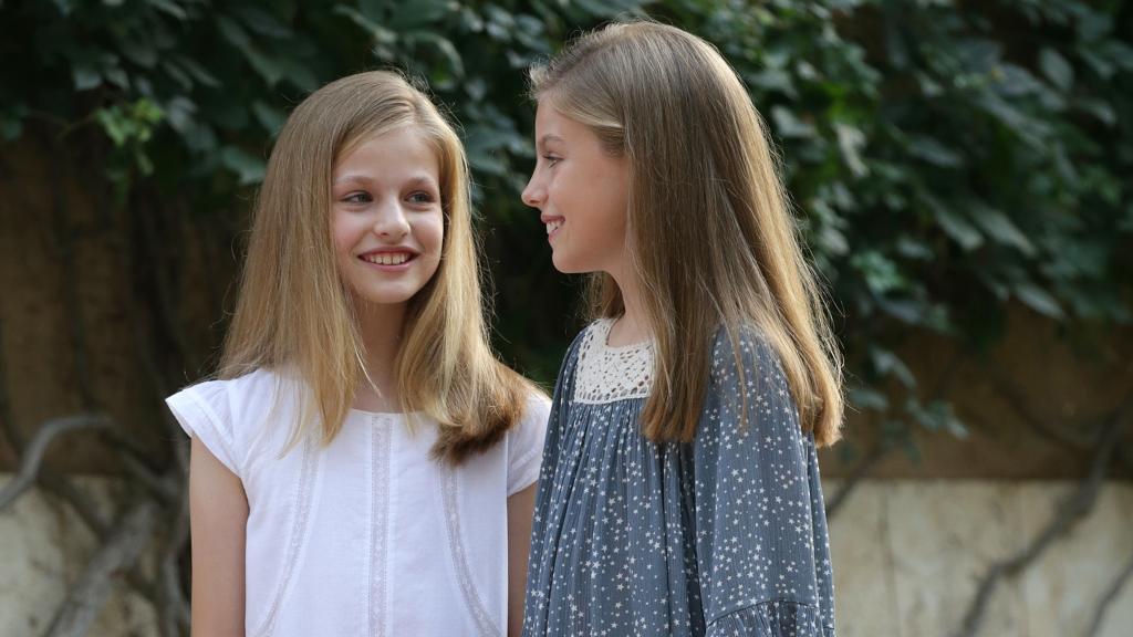 Leonor es mucho más tímida que su hermana Sofía.