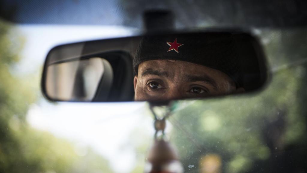 Bódalo conduciendo por las calles de su pueblo natal.