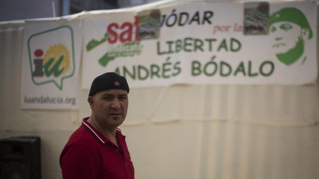 Una pancarta reclamando libertad para Bódalo en la caseta de IU durante la feria de Jódar (Jaén).