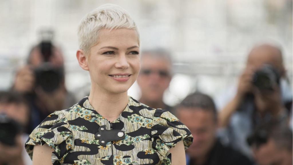 Sea cual sea la ocasión, Michelle Williams siempre apuesta por looks beauty muy naturales en los que potencia sus zonas luminosas para ofrecer un aspecto fresco y revitalizado. | Foto: Getty Images.