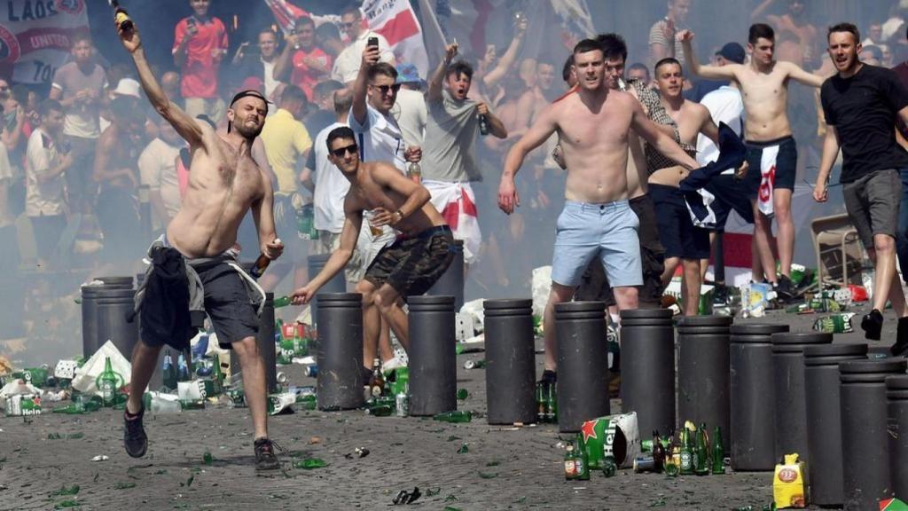 Radicales ingleses en una reyerta.