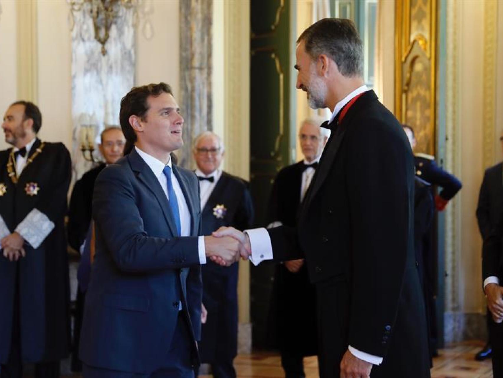 Felipe VI saluda a Rivera en la apertura del año judicial.