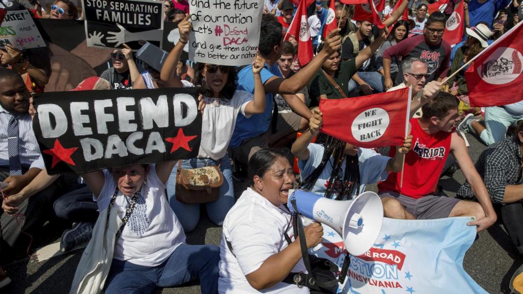 Manifestantes participan en una marcha contra la eliminación del programa DACA