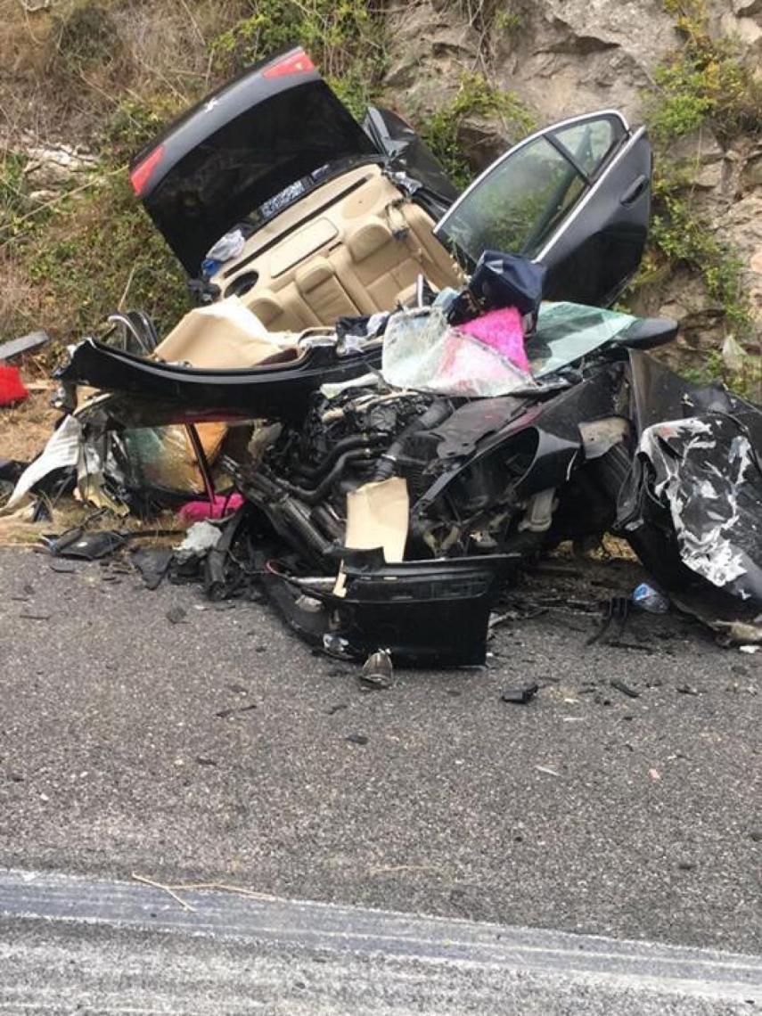 Así quedó el coche de la familia francesa tras el siniestro en la carretera N-1.