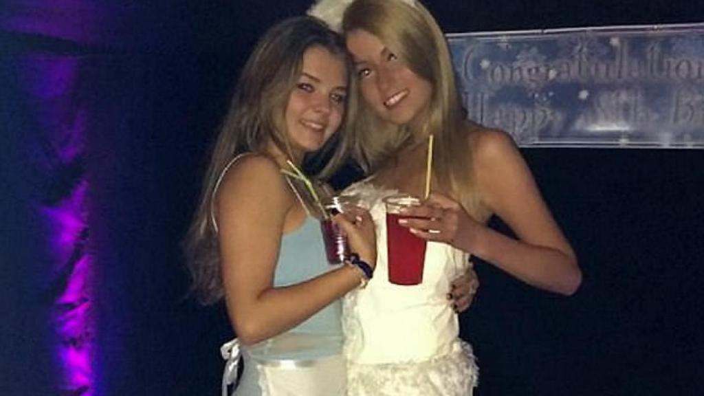 A la derecha, Rebecca Brock junto a una amiga durante una noche de fiesta