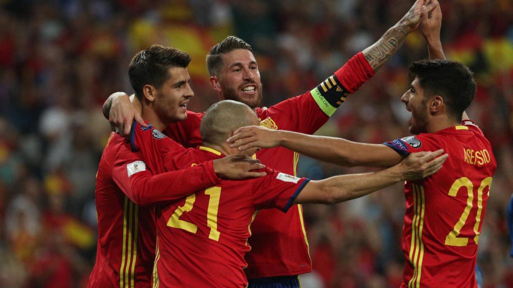 Los jugadores de la selección celebran un gol.