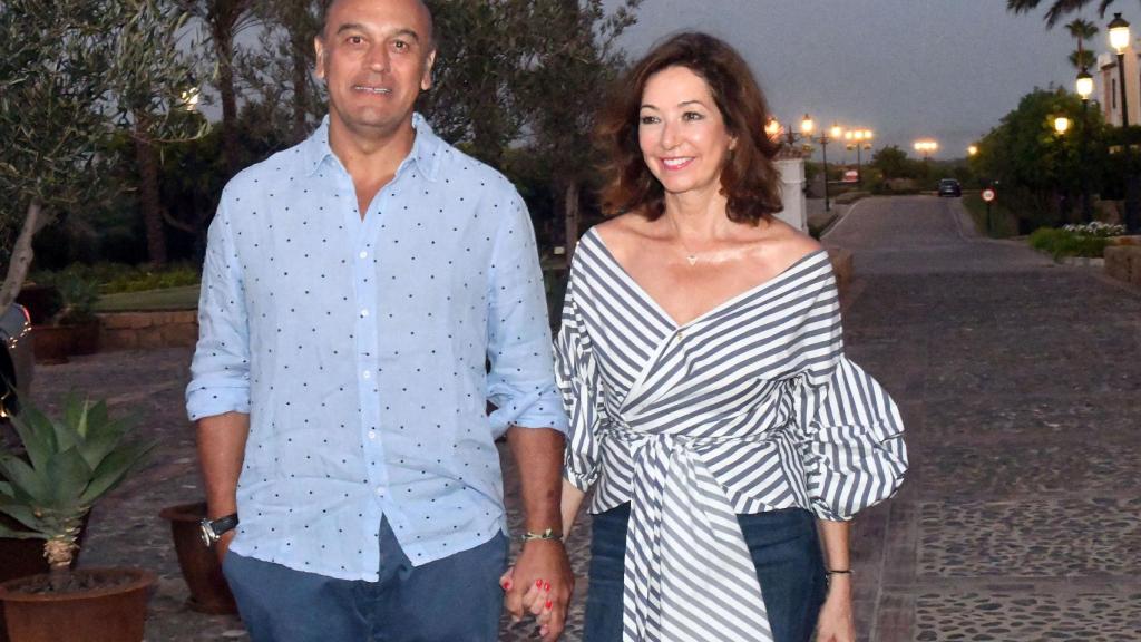 Ana Rosa Quintana y su marido Juan Muñoz este verano en una gala benéfica en Sotogrande.