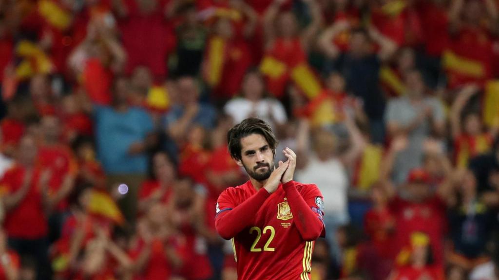 Isco aplaude al público durante el España - Italia.