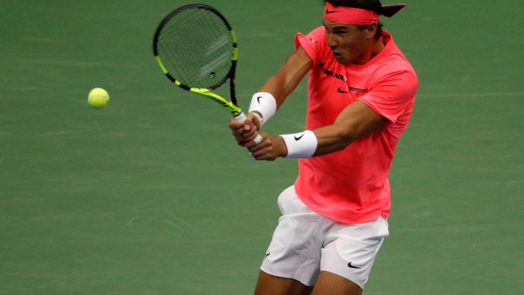 Nadal, golpeando un revés ante Rublev.