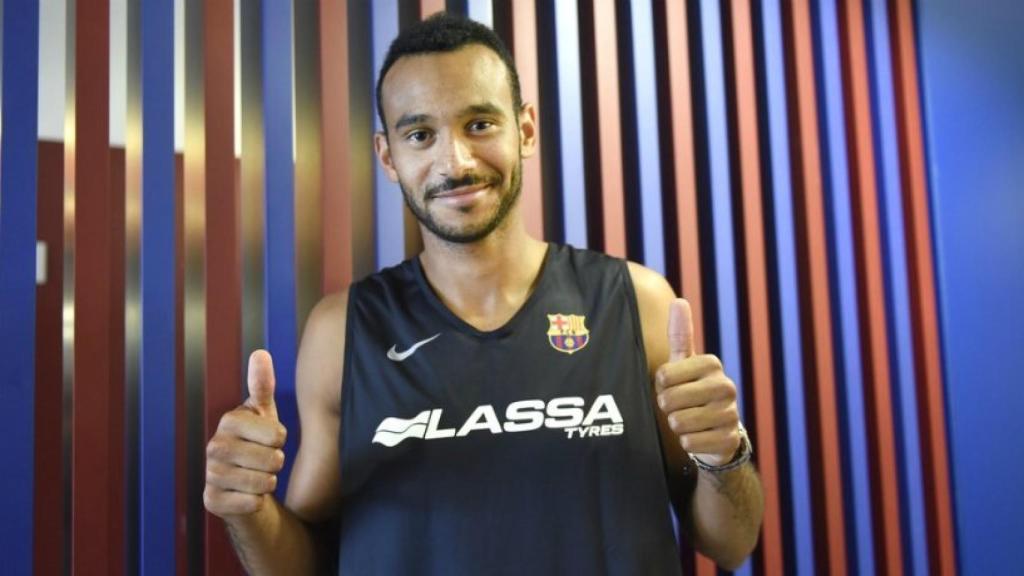 Hanga posa tras su fichaje por el Barça. Foto: fcbarcelona.com