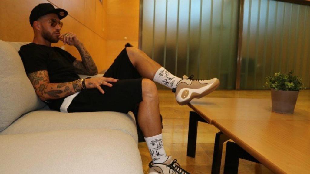 Ramos posando para una foto. Foto: Twitter (@SergioRamos)