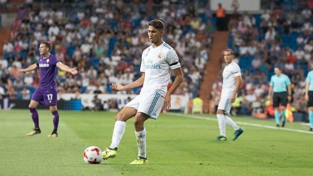 Achraf realizando un pase. Foto: Pedro Rodríguez / El Bernabéu