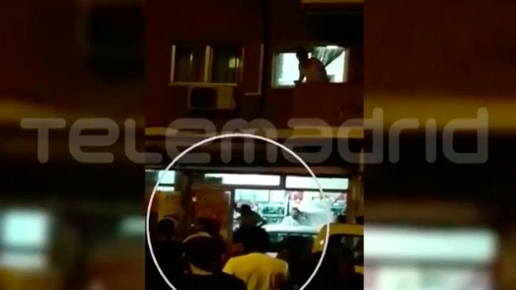 Momento en el que el hombre, con camisa blanca, intenta hacerse con el dinero de la caja registradora