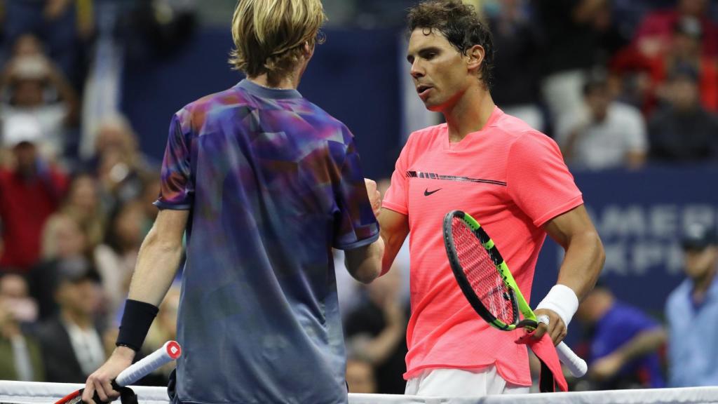 Nadal y Rublev se saludan tras el partido.