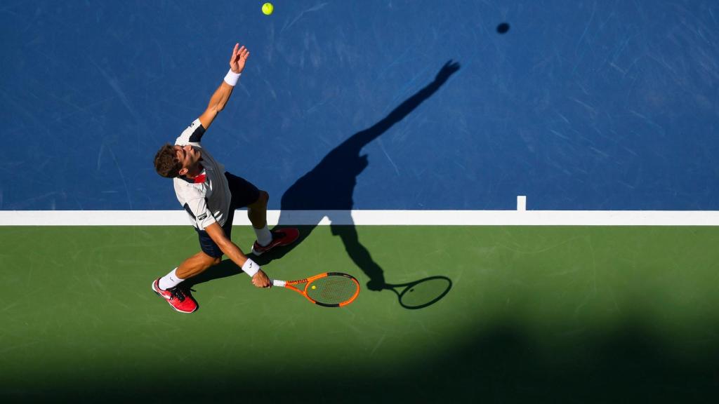Carreño, sacando durante los cuartos de final.