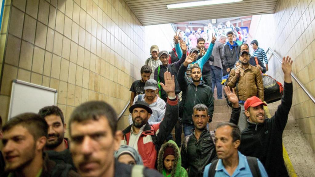 Refugiados salen de la estación de trenes en Dortmund, Alemania, después de llegar desde Hungría. |