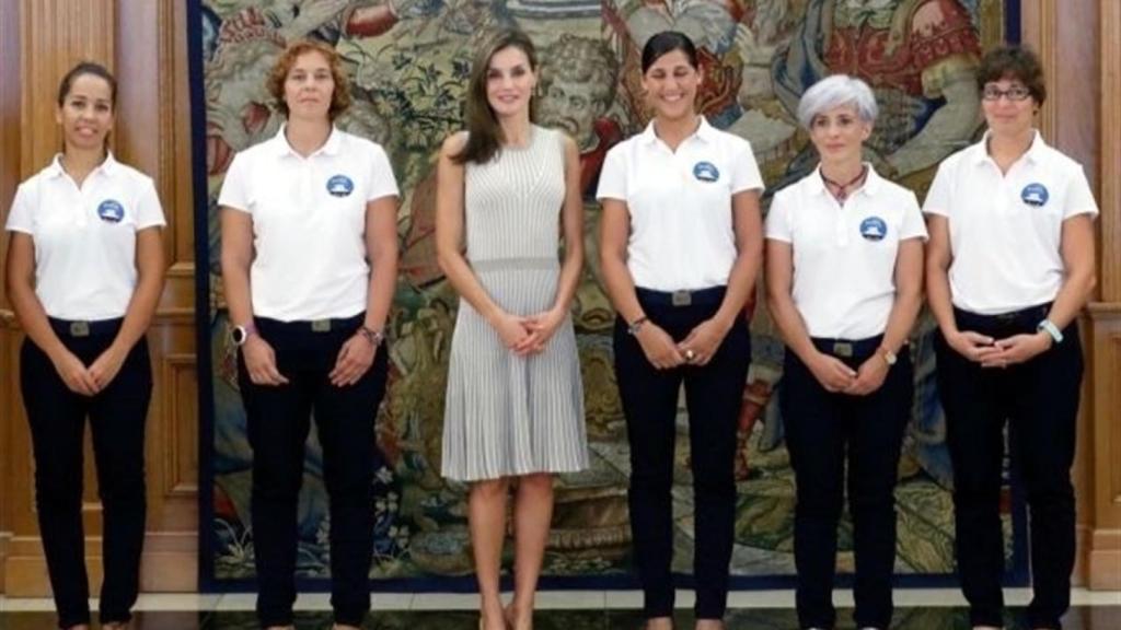 La Reina Letizia junto a las cinco exploradoras.