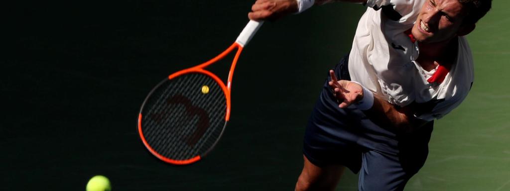 Pablo Carreño sirve en el partido contra Diego Schwartzman.