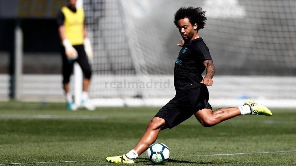 Marcelo golpea el esférico