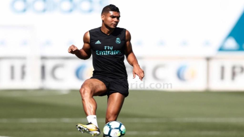 Casemiro da un pase con calidad