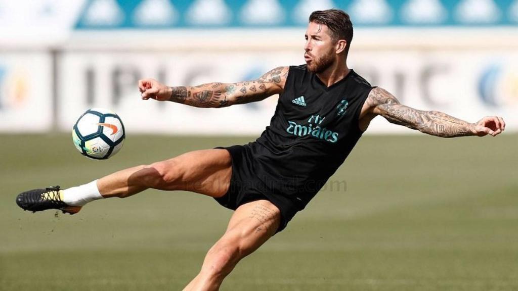 Ramos remata a portería