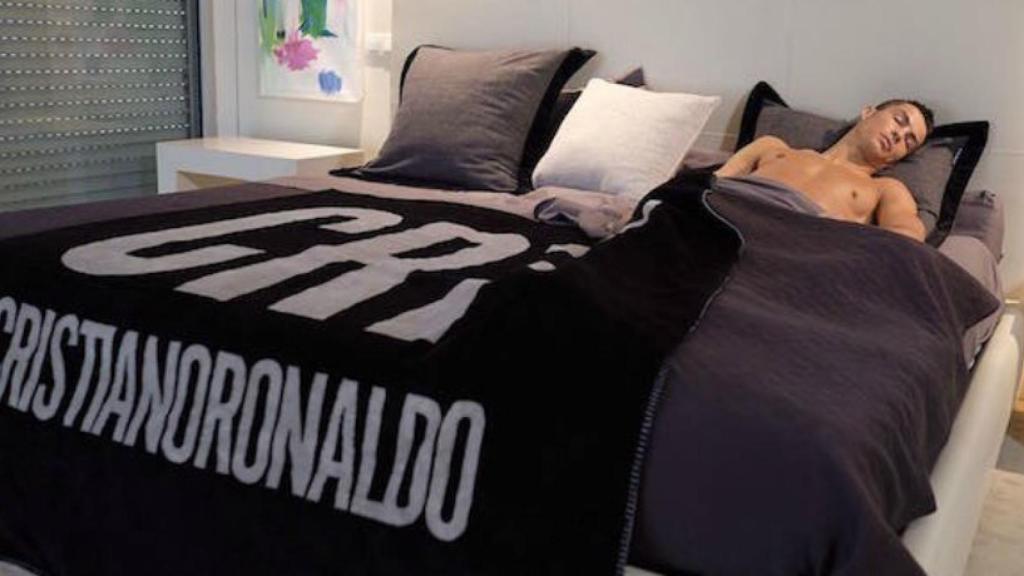 Cristiano Ronaldo en su cama. Foto: Instagram (@cristiano).