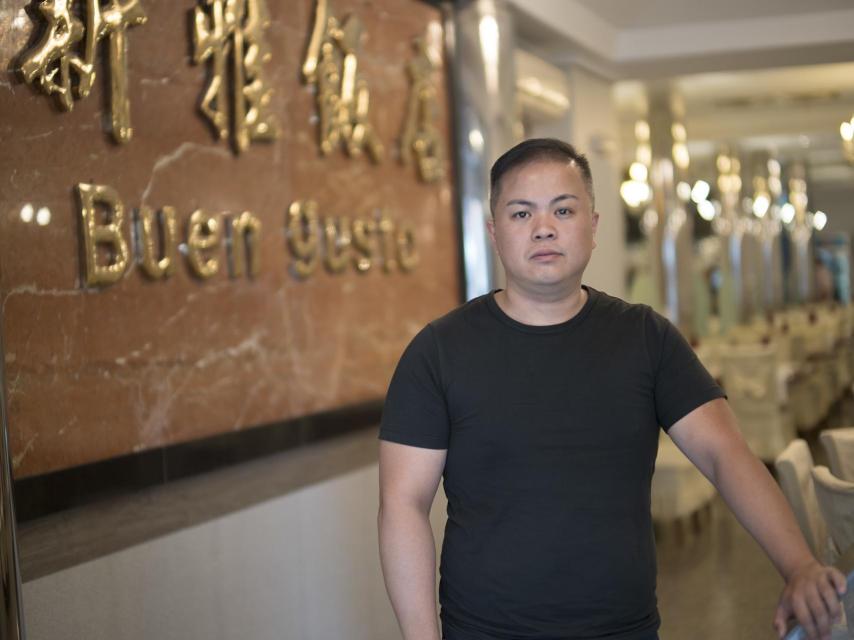 Ángel, de 40 años, llegó a Madrid con ocho; trabaja en el restaurante Buen Gusto.