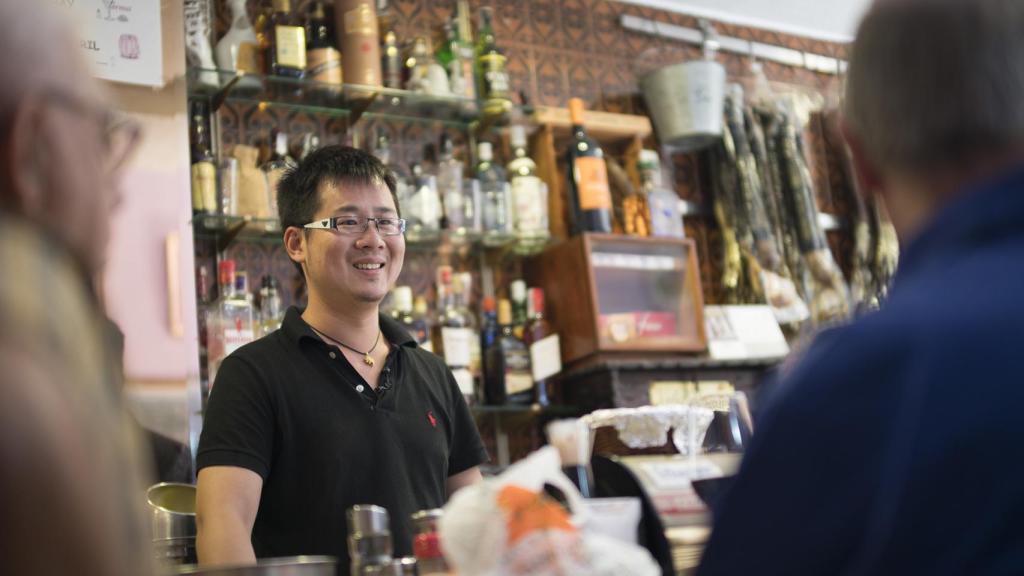 Paco, el anterior dueño, le enseñó sus recetas secretas para preparar callos, caracoles y picadillo.