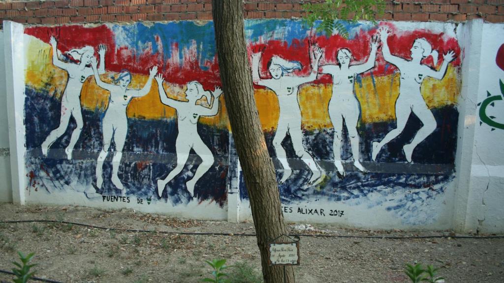 Murales en el parque del antiguo cementerio, donde está la mayor fosa común del pueblo