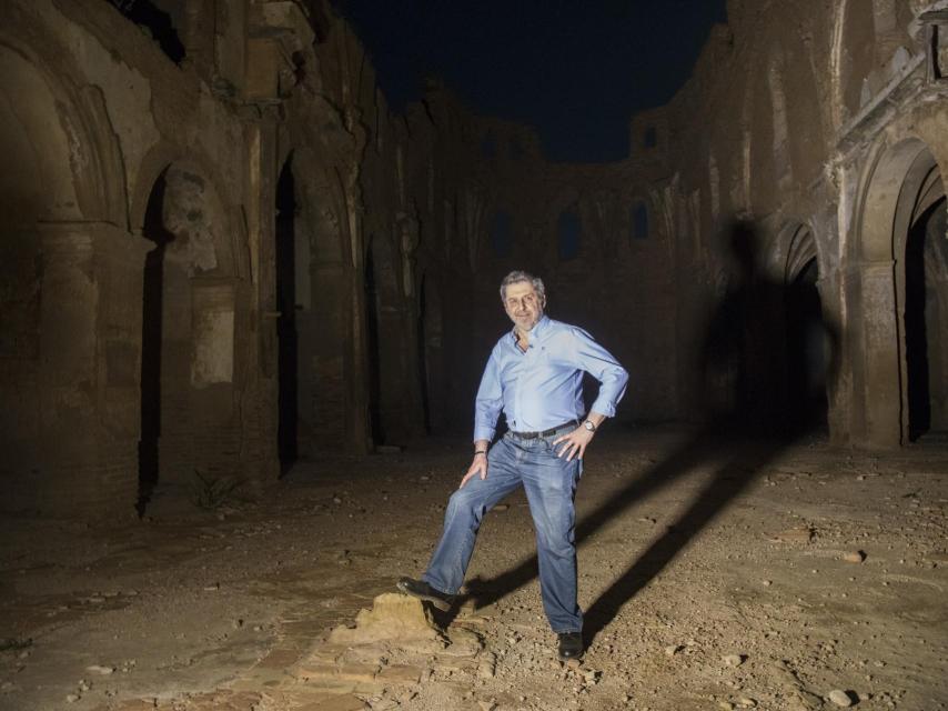 Carlos Bogdanich, en los restos de la iglesia donde hizo las grabaciones en 1986.