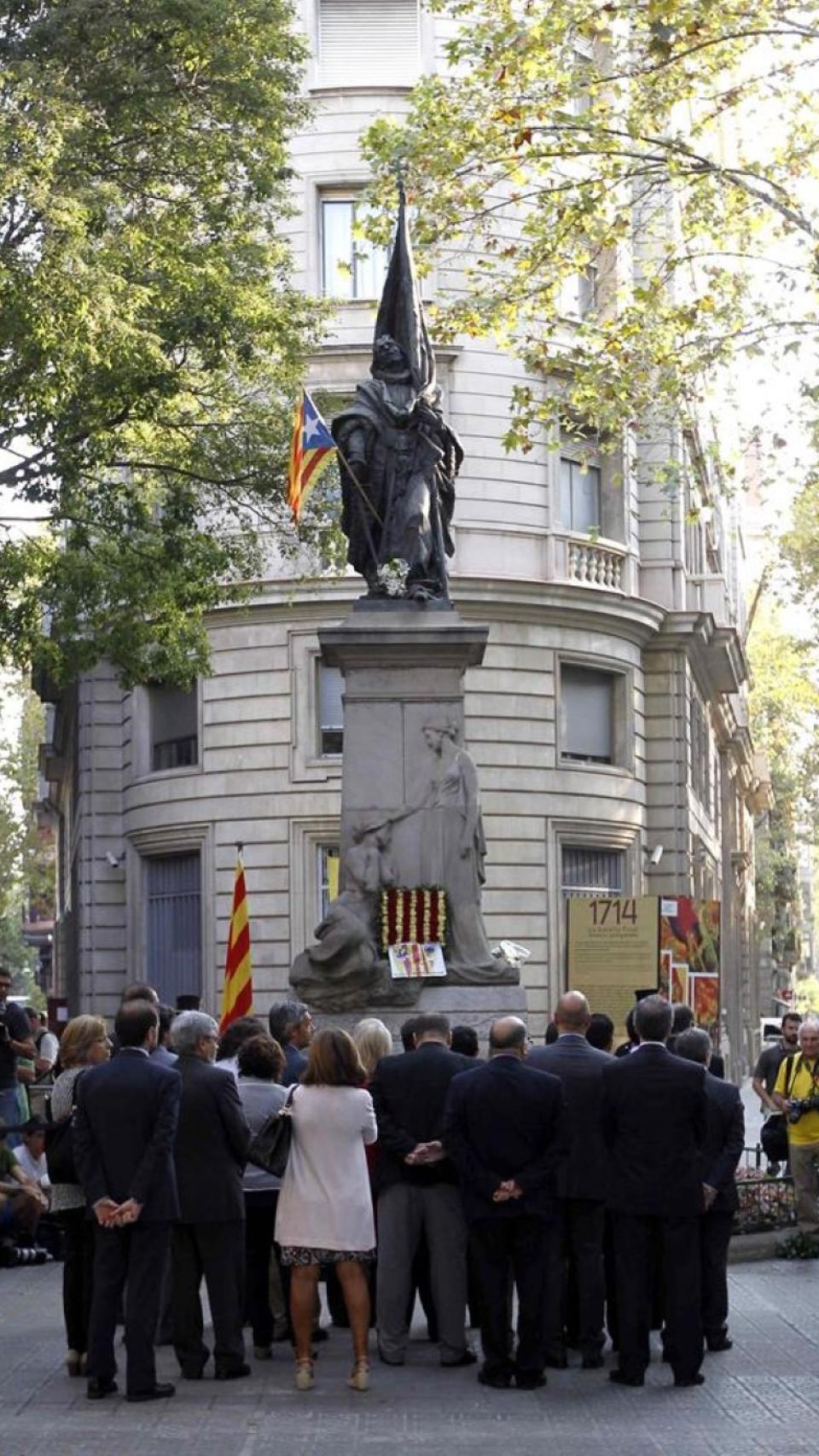 Una ofrenda floral en el día de la Diada al monumento a Rafael de Casanova.