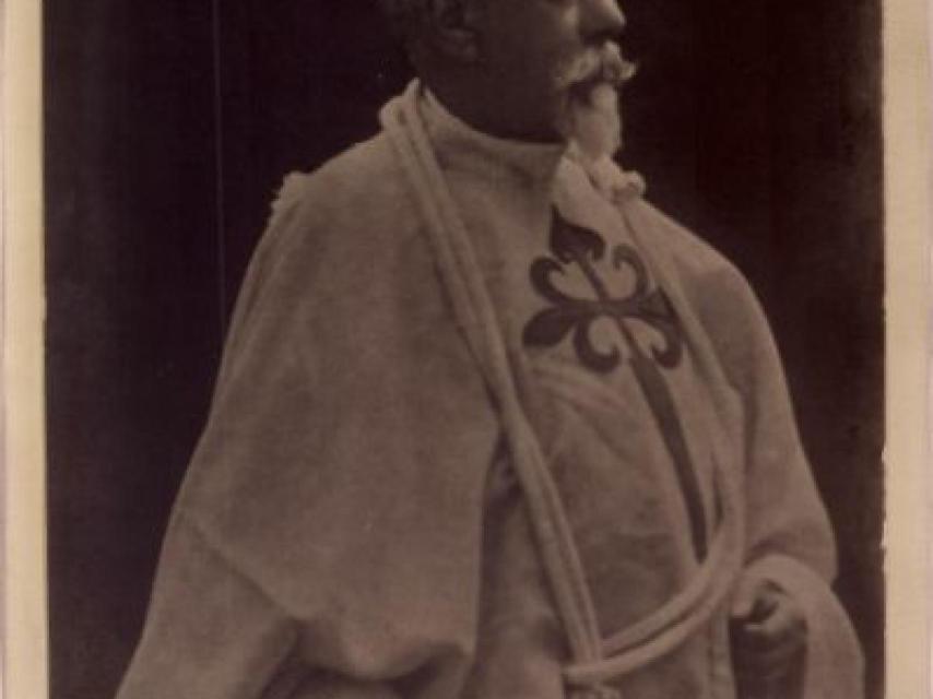 El bisabuelo de Pilar Paloma, Eduardo de Casanova y Galtero, con el hábito de la Orden de Santiago, monárquica por excelencia.