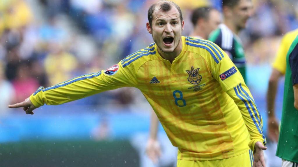 Zozulya en un partido con Ucrania