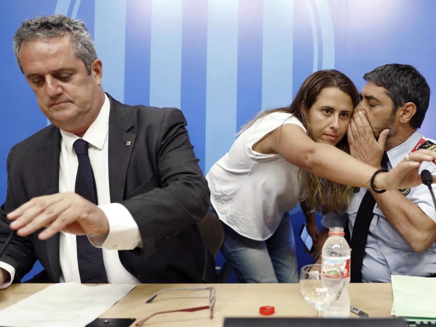 El conseller de Interior, junto al major de los Mossos d'Esquadra el 31 de agosto.