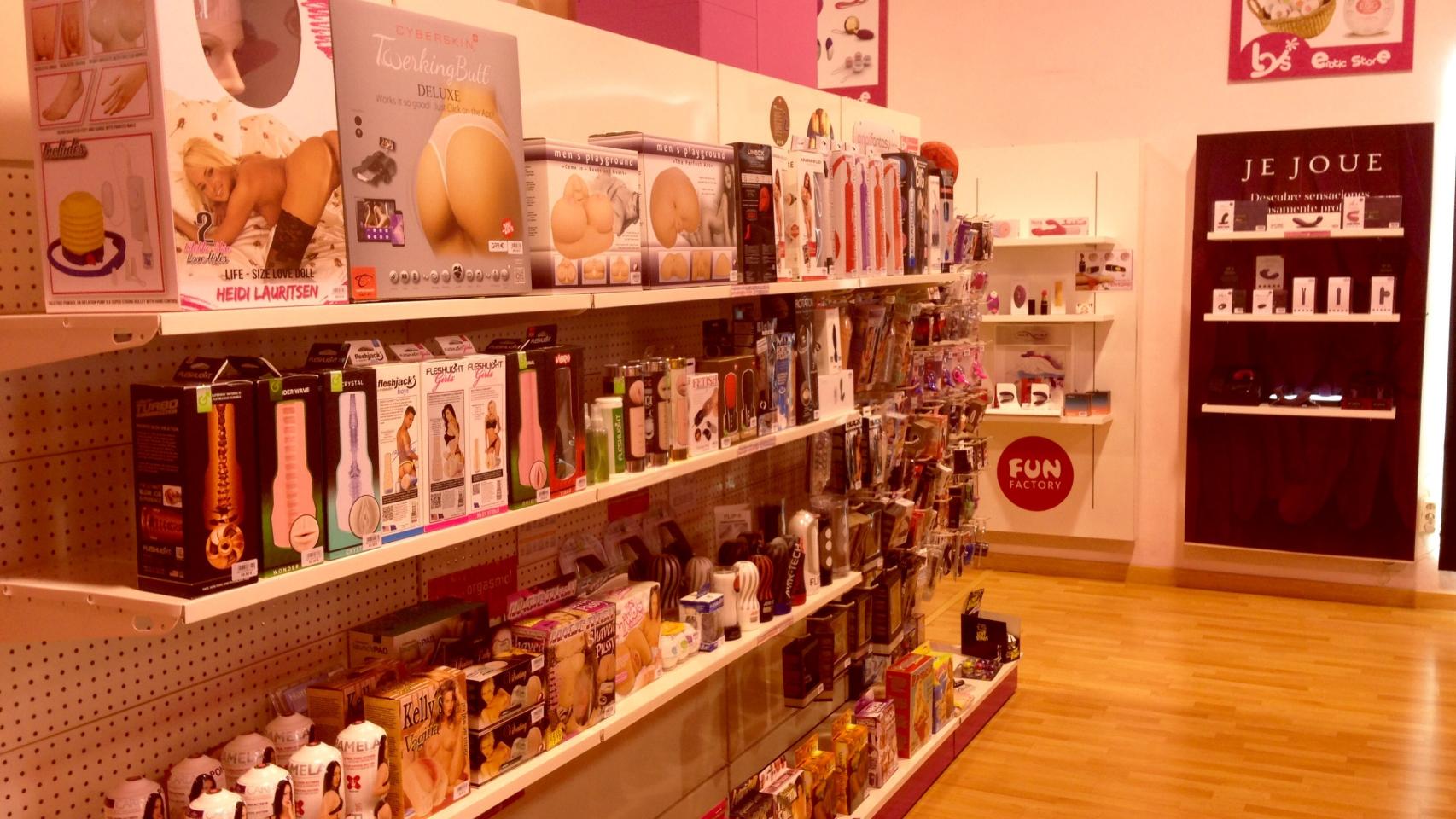 Estantes con juguetes orientados al público masculino. A la izquierda, el TwerkingButt.