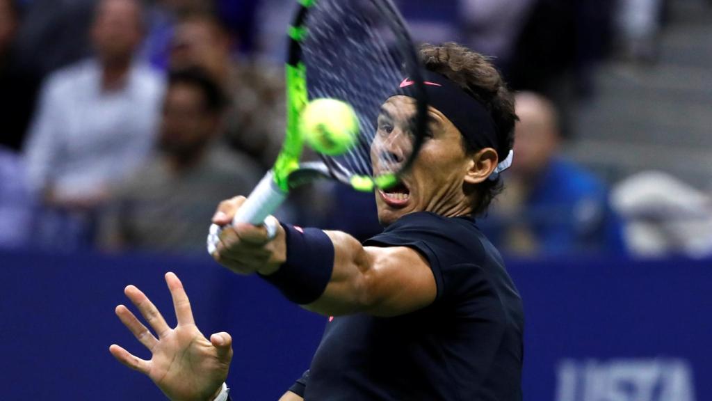 Nadal, golpeando un drive ante Del Potro.