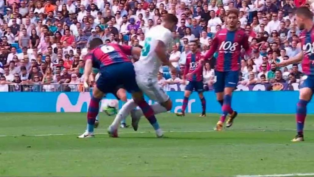 Penalti no pitado sobre Theo Hernández