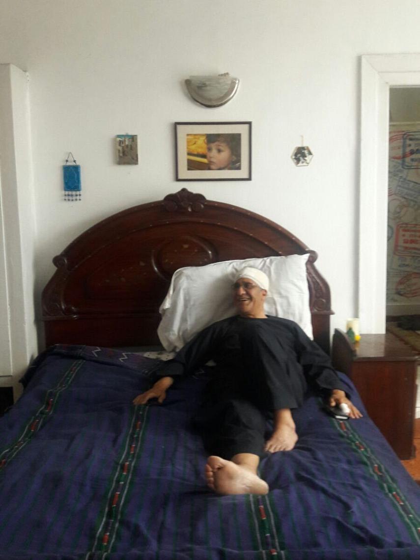 El embajador de Afganistán en España, Masood Khalili, convaleciente en Kabul tras ser herido en el atentado del 3 de junio de 2017 en la capital afgana. Foto cedida por M. Khalili.