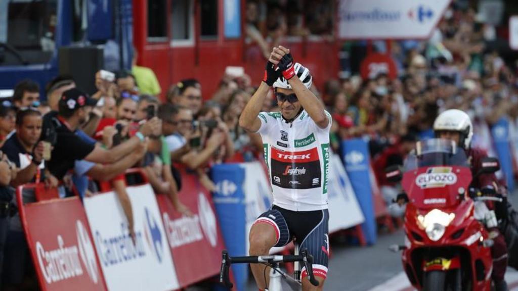 Contador aplaude a los aficionados de Madrid.