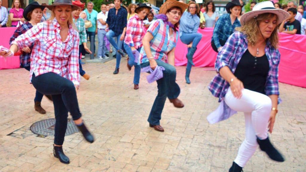 zoes-asociacion-vecinos-barrio-oeste-salamanca-cursos-talleres-baile-country-camisa-cuadros-mujer-vaquera