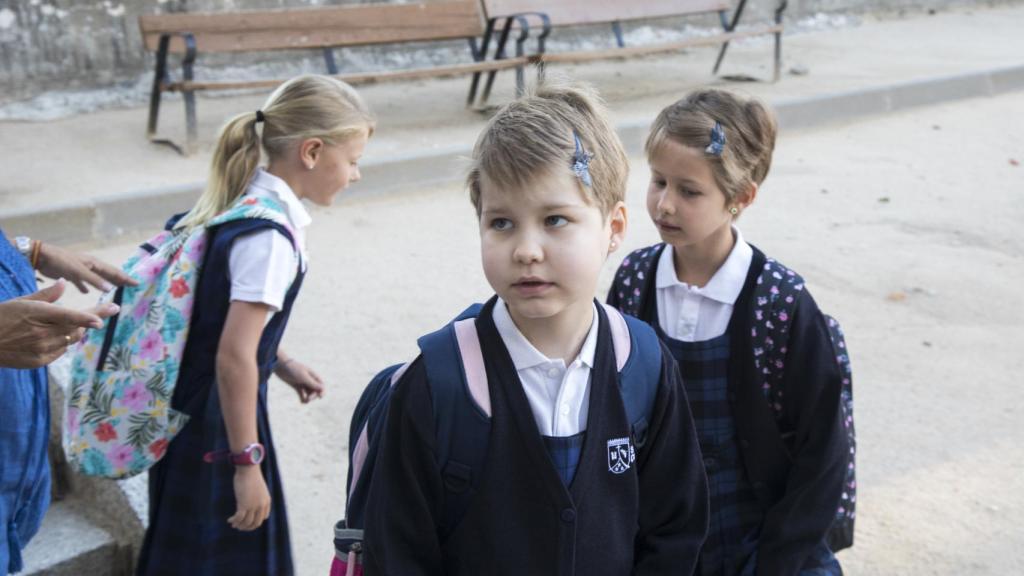 Tifenn junto a su hermana melliza Alix en el patio del colegio antes de pasar a clase