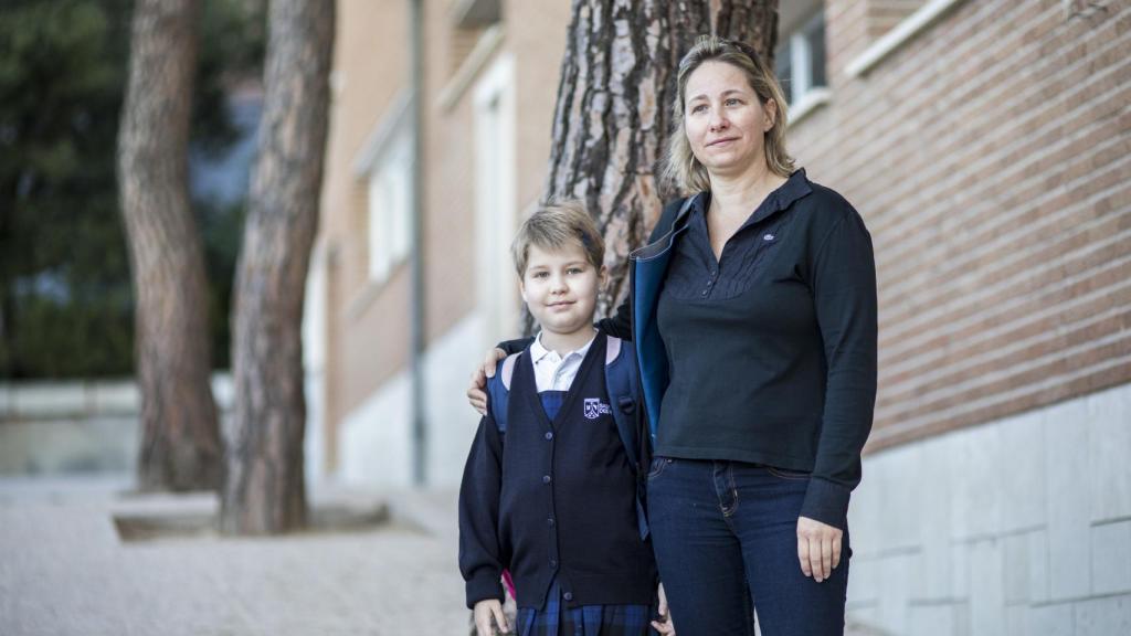 Tifenn con su madre Begoña antes de comenzar 4º de Primaria